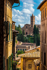 Blick auf die Basilika di San Clemente in der Altstadt von Siena, Italien