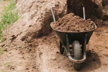 Wheelbarrow full of soil © Fernando Valle/Wirestock
