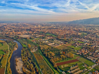 Lucca aerea dal fiume Serchio