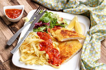 escalope à la milanaise avec sauce tomate et tagliatelles