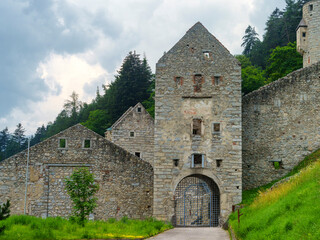 Fototapeta premium Cycleway of Pusteria valley: ruins of castle at Chiusa