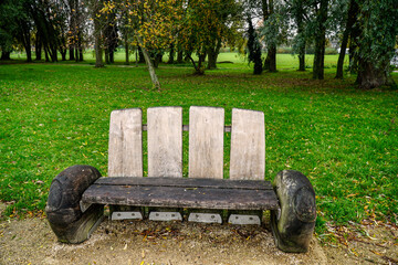 Obraz na płótnie Canvas Wooden bench in the park on a rainy autumn day. Autumn in the city. 