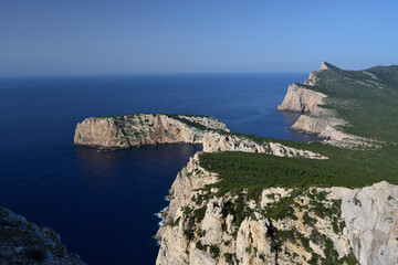 Fototapeta na wymiar Veduta della costa di Capo Caccia, a sinistra Punta Carone e Punta Cristallo e l'isola Piana