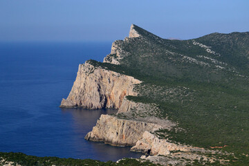 Veduta della costa di Capo Caccia, a sinistra Punta Carone e Punta Cristallo