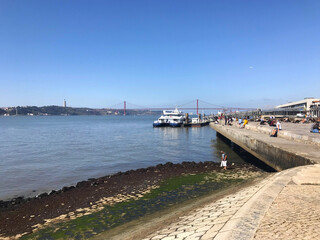 Fototapeta na wymiar view of the Tagus River near Cais das Colunas in Lisbon, Portugal