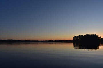 Obraz premium red sunset on the lake in calm