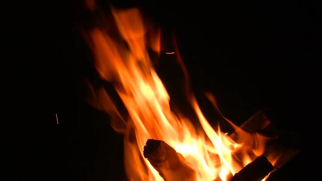 Knisterndes Lagerfeuer (Originalton)