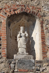 Auvergne-Rhône-Alpes - Pérouges -  Niche abritant une statue sur l'église Sainte-Marie-Madeleine