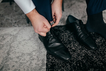 Getting Ready vom Bräutigam am Hochzeitstag