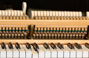 dettagli di interno di pianoforte acustico