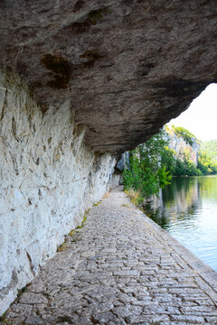 Chemin de halage &agrave; Bouzi&egrave;s - Lot - France