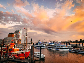 Hamburger Hafen im Licht von Sonnenuntergang