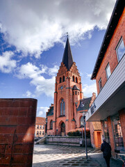 Kirche unter dem blauen Himmel mit Wolken