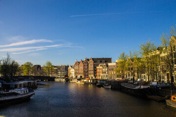 Fototapeta na wymiar Amsterdam canal and buildings