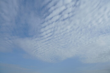 Cirrocumulus floccus, lebhaftes Wolken Bild mit blau und weiß in enger Abfolge