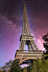 Tour Eiffel à Paris avec effet voie lactée