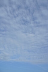 Cirrocumulus floccus, lebhaftes Wolken Bild mit blau und weiß in enger Abfolge