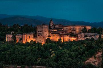 Obraz premium The Alhambra in Granada during a sunset with beautiful views of the city at its best, articulating the landscape with incredible architecture.