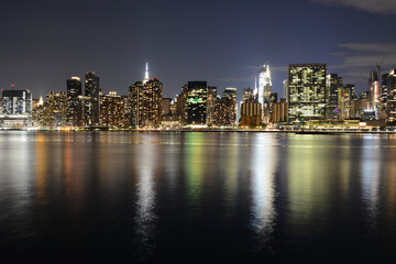 Fototapeta premium NEW YORK CITY - JUNE 26, 2019: Night view to Manhattan skyline from Gantry Plaza State Park