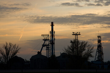 Kopalnia na tle zachodzącego słońca © Wojtek