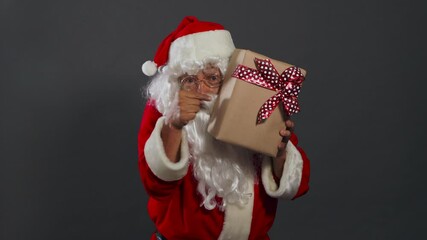 Papa noel con regalo en la mano feliz anuncio mexicano