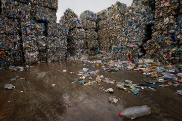 Residuos en la planta de recuperación de desechos de plásticos preparados para reciclar.