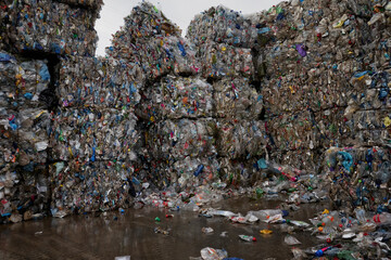 Residuos en la planta de recuperación de desechos de plásticos preparados para reciclar.
