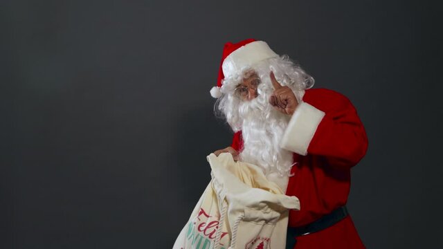 Papa noel con bolsa de regalos