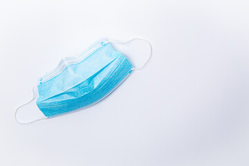 máscara de proteção azul, contra vírus da covid-19
aberta no fundo branco
