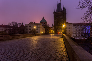 Obraz premium In the morning on Charles Bridge in Prague