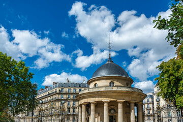 Fototapeta na wymiar the Rotunda of Monceau Park