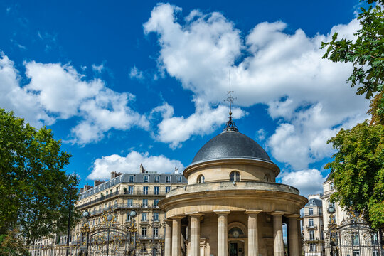 the Rotunda of Monceau Park