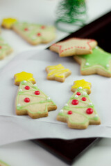 Biscoito de árvore de natal em cima da mesa 