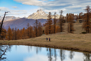 lago di Resile e, sullo sfondo, il Monviso, il Re di Pietra