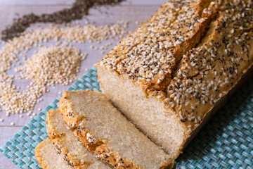 Pan de quinoa saludable y vegano con chia, linaza y ajonjolí.