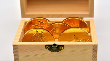 Monedas de oro dentro de un cofre de madera
