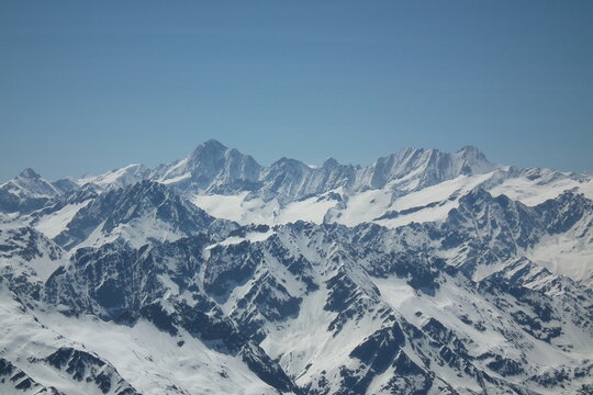 De Izq. a Der. Vista de las Monta&ntilde;as Jungfrau - Monch y Eiger desde el monte Titlis, con un dia Azul totalmente despejado, tomada el 15-05-2012