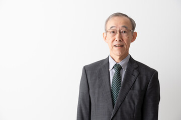 シニアビジネスマン　白バック