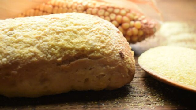 Pane con farina di mais ft0209_0166 Pan con harina de maíz Kruh s kukuruznim brašnom