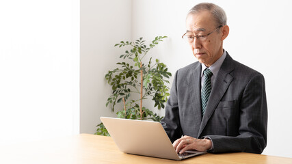 パソコンを使って仕事をするシニアビジネスマン