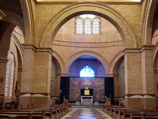 Fototapeta premium Salão com porta oval em templo regioso.