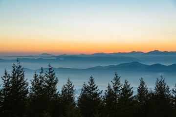 日本　山梨県、富士スバルラインから見える日没後の山脈と雲海