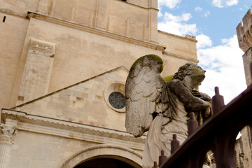 Obraz premium Statue of an angel in front of a church