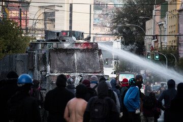 Manifestación es reprimida por el Carro Lanzaaguas de Carabineros en Valparaiso, Chile