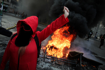 Manifestante alzando su mano durante una protesta en Valparaiso, Chile
