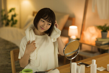 若い女性　風呂上がり