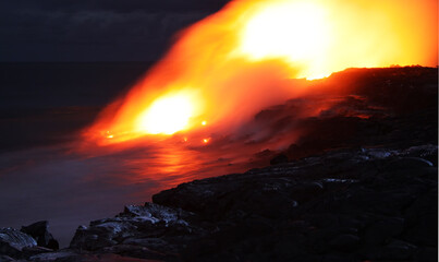 Lava entry in to the ocean at night (Puhi-o-Kalaikini at Big Island, Hawaii) © Henner Damke