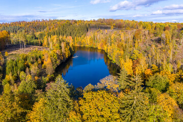 Waldsee Harz Landschaft im Herbst