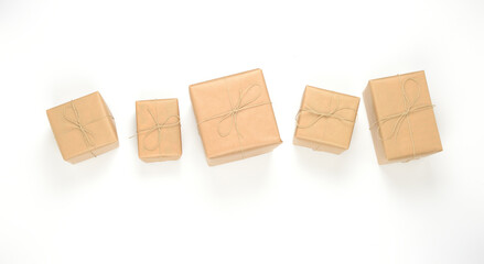 Obraz premium Cajas de regalo en línea sobre fondo blanco