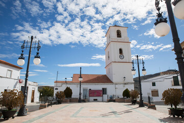 Plaza Tahal con iglesia y cielo azul-3